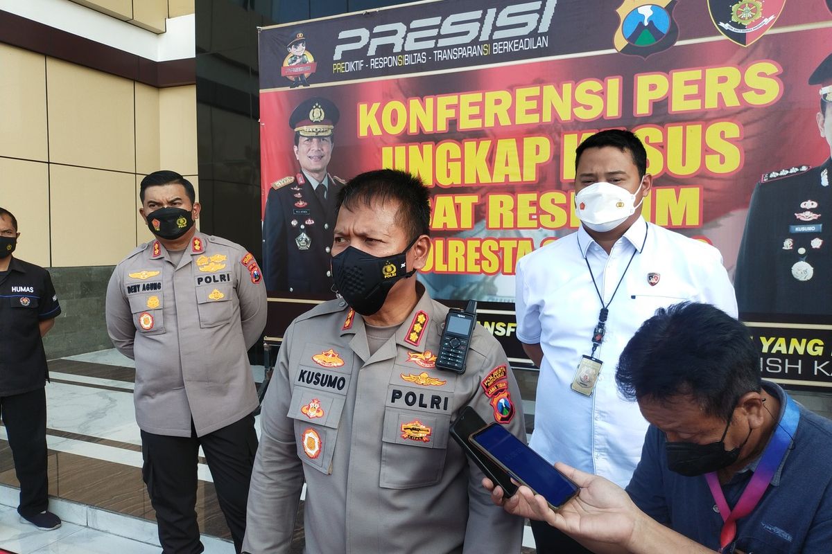 Kapolresta Sidoarjo Kombes Pol Kusumo Wahyu Bintoro saat memberikan keterangan penanganan insiden tewasnya pelajar di Sidoarjo