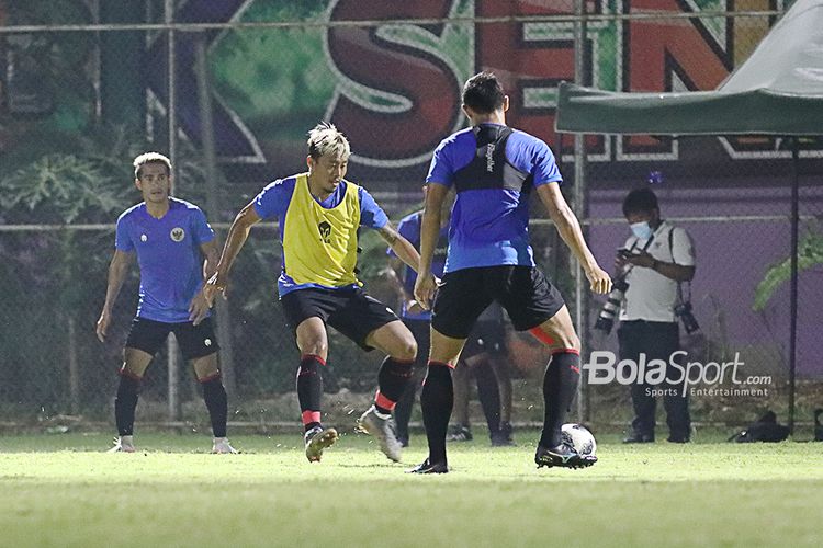 Kushedya Hari Yudo sedang berlatih bersama skuad timnas U22 Indonesia di Lapangan D, Senayan, Jakarta, pada 2 Maret 2021.