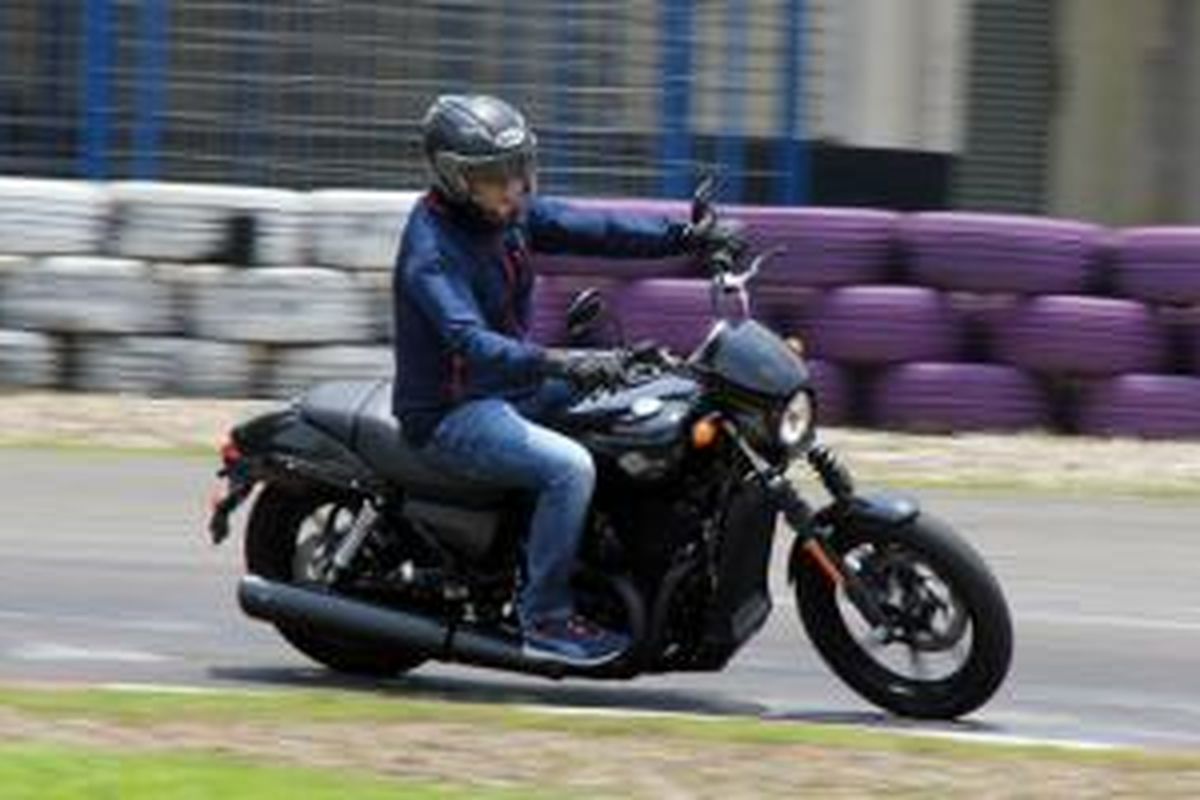 KompasOtomotif saat merasakan sensasi awal Harley-Davidson Street 500 di Karting Circuit, Sentul, Bogor, (23/2/2015).