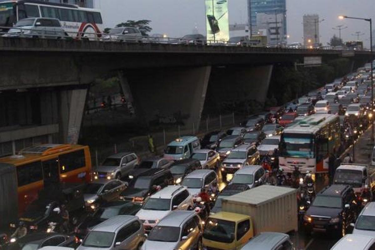 Kendaraan bermotor terjebak dalam kemacetan di Kawasan Slipi, Jakarta Pusat, Kamis (06/12/2012). Pemprov DKI Jakarta akan menerapkan konsep pembatasan kendaraan bermotor melalui metode pelat nomor genap-ganjil sebagai solusi mengatasi kemacetan di ibu kota. 