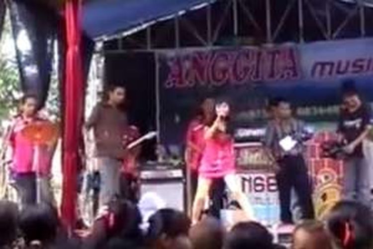 Cuplikan video ketika Irmawaty atau Irma Bule menyanyi di atas panggung.