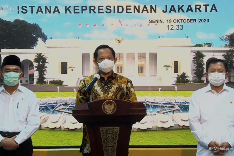 Menteri Koordinator bidang Pembangunan Manusia dan Kebudayaan Muhadjir Effendy, Menteri Dalam Negeri Tito Kanavian, dan Menteri Kesehatan Terawan Agus Putranto dalam jumpa pers usai rapat terbatas di Istana Merdeka, Jakarta, Senin (19/10/2020). 