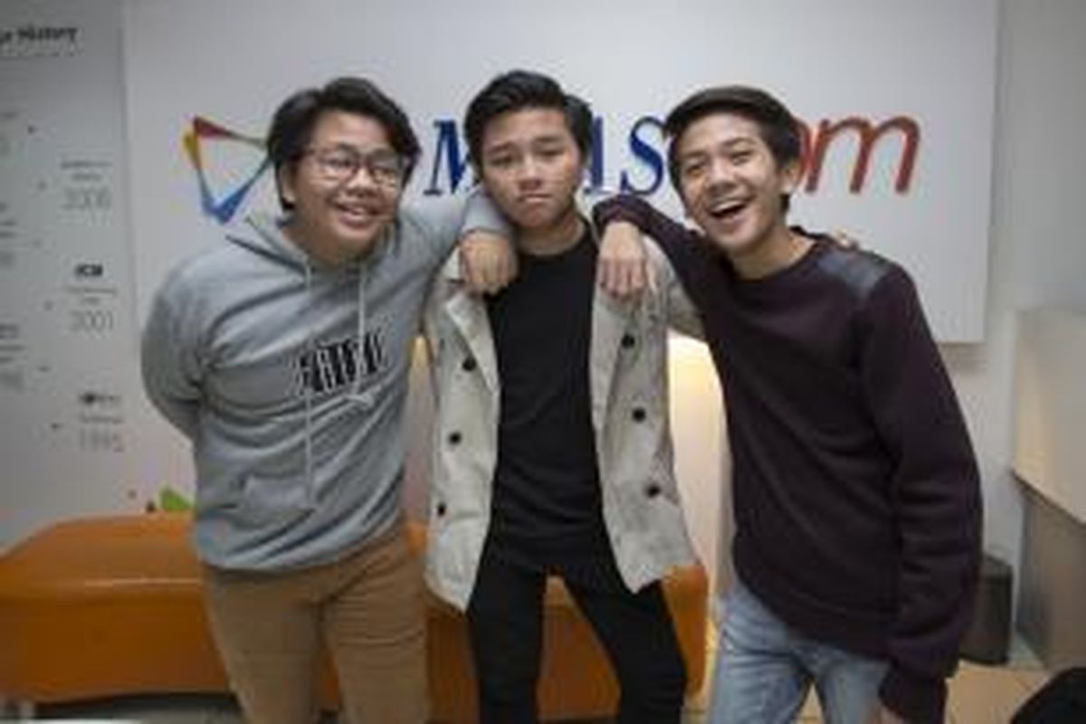 Boyband CJR, Alvaro Maldini Siregar atau Aldi, Iqbaal Dhiafakhri Ramadhan atau Iqbal, Teuku Rizky Muhammad atau Rizky (kiri ke kanan), usai wawancara di newsroom Kompas.com di Gedung Kompas Gramedia, Jakarta, Jumat (23/1/2015).