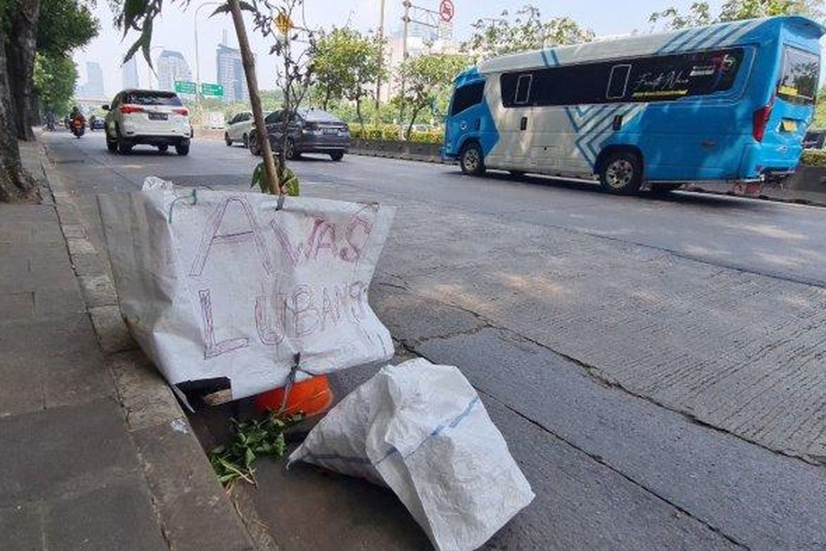 Kondisi lubang gorong-gorong tak berpenutup di Jalan Gatot Subroto arah Semanggi, Tanah Abang, Jakarta Pusat pada Kamis (30/6/2022). 
