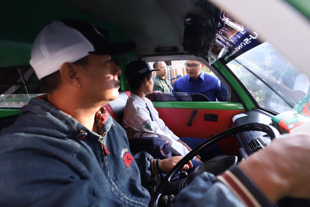 Pj Wali Kota Batu, Aries Agung Paewai bersama Kepala Dinas Pendidikan Kota Batu, M Chori saat meninjau fasilitas angkutan pelajar gratis yang resmi mulai beroperasi di Kota Batu, Jawa Timur hari ini, Senin (6/5/2024).