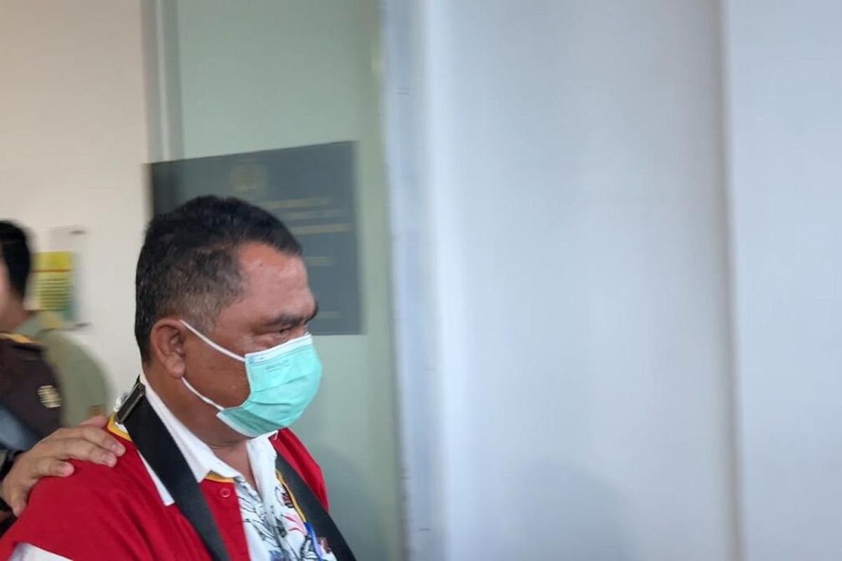 Foto: Kepala Dinas Perhubungan Kota Pematangsiantar Julham Situmorang berjalan menuju ke mobil saat dilakukan penahanan ke Lapas Kelas I Medan Tanjung Gusta dari gedung Kejari Pematangsian?ar, Jalan Sutomo, Kota Pematangsiantar, Sumatera Utara, Senin (28/7/2025)