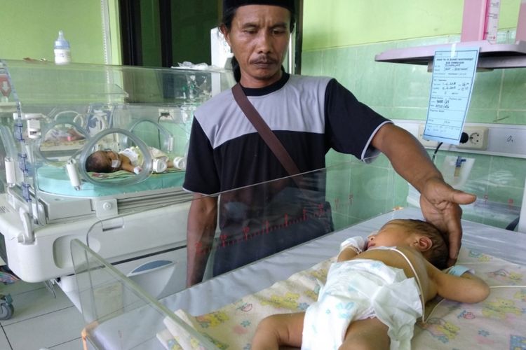 Bayi dari pasangan suami isteri Abdurrahman dan Sunariyah ini lahir tanpa anus dan membutuhkan biaya selama perawatan di rumah sakit.