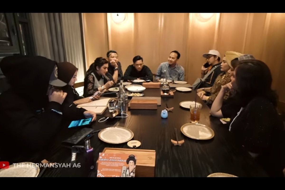 Keluarga Anang Hermansyah makan malam bareng keluarga Tiara Idol.
