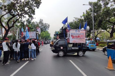 Massa Buruh Demo Terkait UMP DKI 2024, Jalan Depan Balai Kota Tertutup Sebagian