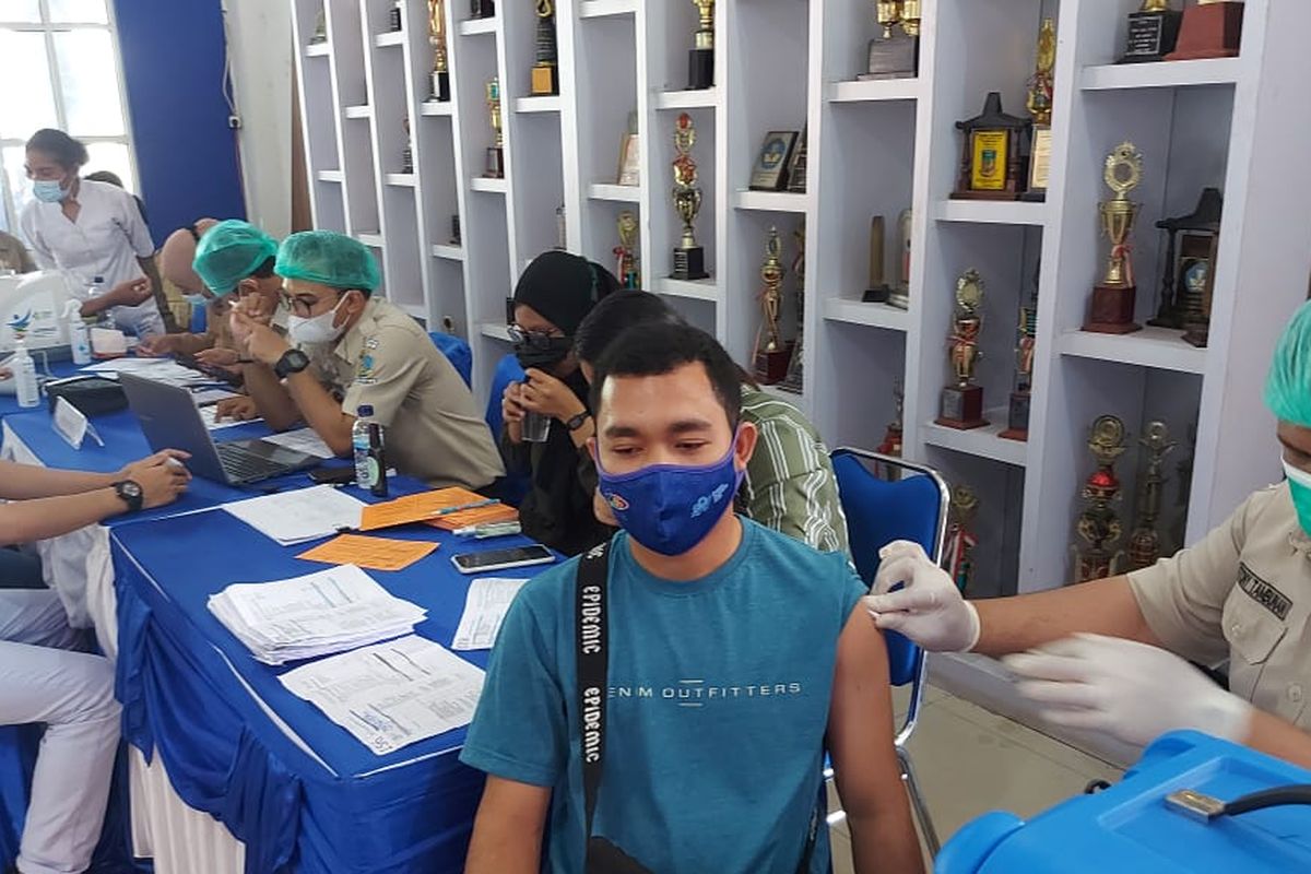 Guru yang tengah divaksin di Kantor DPPAD Papua, Jayapura, Papua, Selasa (29/6/2021)
