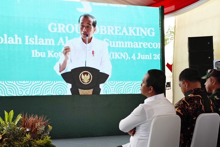 Presiden Joko Widodo (Jokowi) meresmikan dimulainya pembangunan Sekolah Islam Terpadu Al Azhar Summarecon Nusantara di Ibu Kota Nusantara (IKN), Kalimantan Timur, Selasa (4/6/2024).