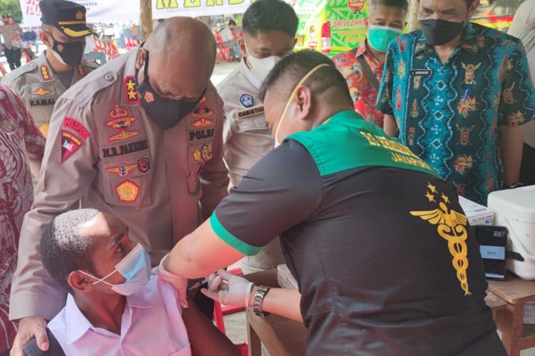 Kepala Kepolisian Daerah (Kapolda) Papua Mathius D Fakhiri meninjau kegiatan vaksinasi di SMAN 4 Kota Jayapura, Papua, Kamis (6/8/2021).