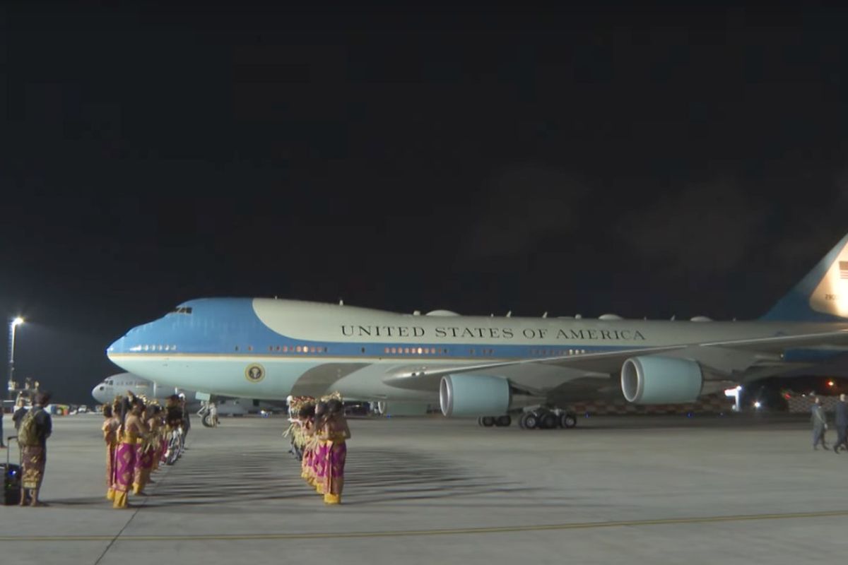 Pesawat kepresidenan Amerika Serikat yang mengakut Presiden AS Joe Biden, saat tiba di Bandara Internasional Ngurah Rai, Tuban, Badung, Bali, pada Minggu (13/11/2022). 
