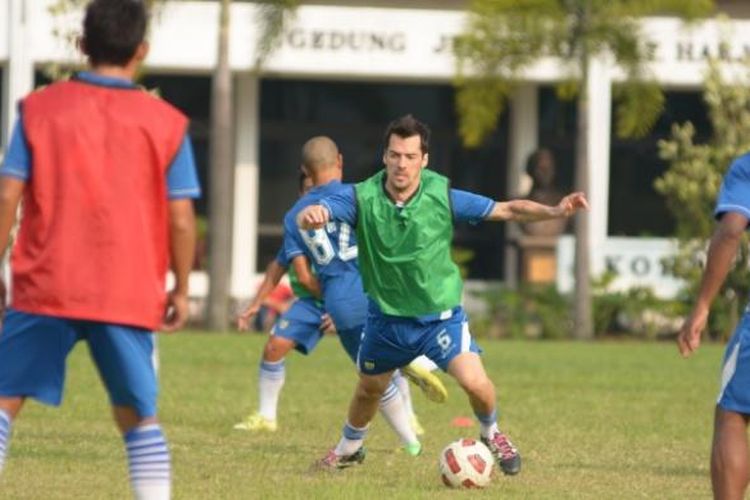 Pemain asing Marko Krasic saat mengikuti latihan bersama Persib Bandung di Lapangan Sesko AD, Jalan Gatot Subroto, Jumat (26/2/2016)