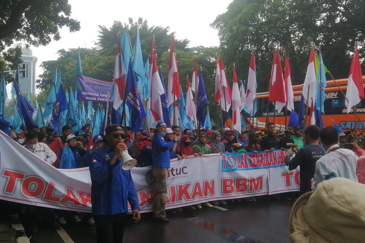 Buruh menggelar aksi demonstrasi menolak kenaikan harga BBM di kawasan Patung Kuda Arjuna Wijaya, Jakarta Pusat, Senin (12/9/2022).