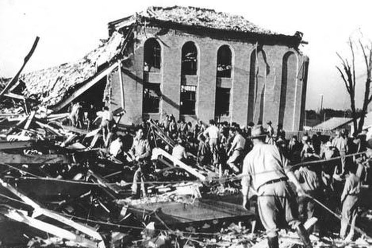Ledakan di sekolah New London, Texas, AS pada 18 Maret 1937. Ledakan memakan 300 korban jiwa.