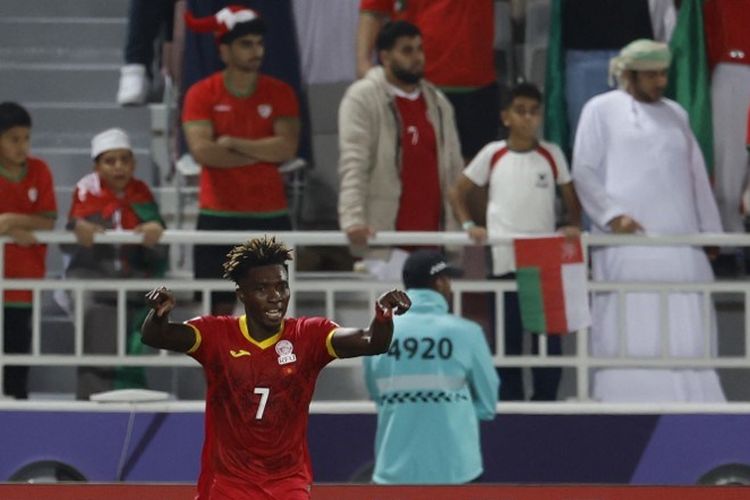 Penyerang Kirgistan, Joel Kojo, mencetak gol kontra Oman pada laga Grup F Piala Asia 2023 di Stadion Abdullah bin Khalifa, pada Kamis 25 Januari 2024.