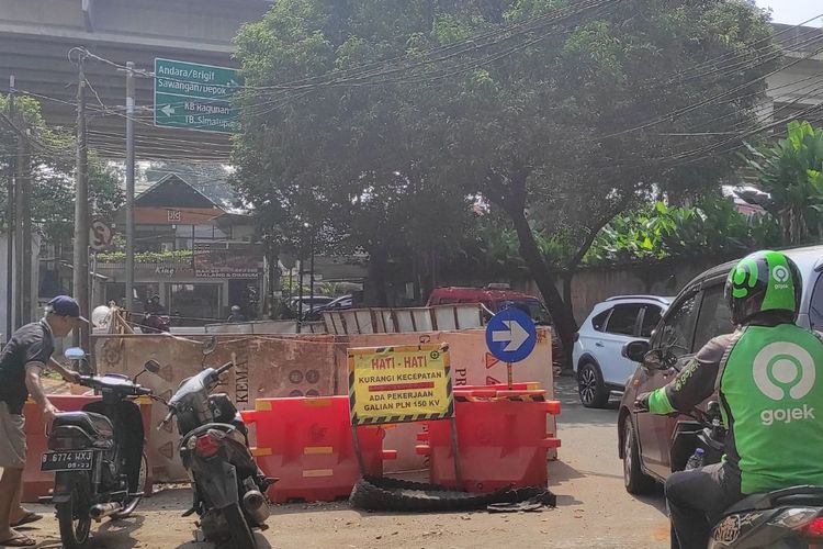 Penampakan galian PLN di sepanjang Jalan Taman Margasatwa Satwa Raya, Senin (20/3/2023). 