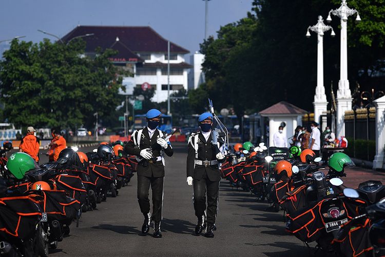 Anggota Paspampres berbaris saat berlangsung pelepasan distribusi bantuan sosial sembako di depan Istana Merdeka, Jakarta, Senin (20/4/2020). Pemerintah mulai menyalurkan bantuan sosial untuk wilayah di DKI Jakarta dalam rangka penanganan COVID-19 di wilayah Jabodetabek.