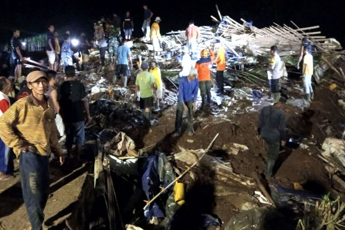 Relawan, personel kepolisian, TNI dan BPBD Kabupaten Blitar melakukan upaya pencarian dan evakuasi 4 orang pekerja kandang ayam yang tertimbun tebing longsor di Desa Bumirejo, Kecamatan Kesamben, Kabupaten Blitar, Minggu (30/6/2024) petang.