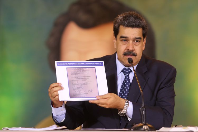 Presiden Venezuela Nicolas Maduro memegang sebuah dokumen dalam konferensi pers setelah menggagalkan invasi, di Caracas, ibu kota Venezuela, 6 Mei 2020.