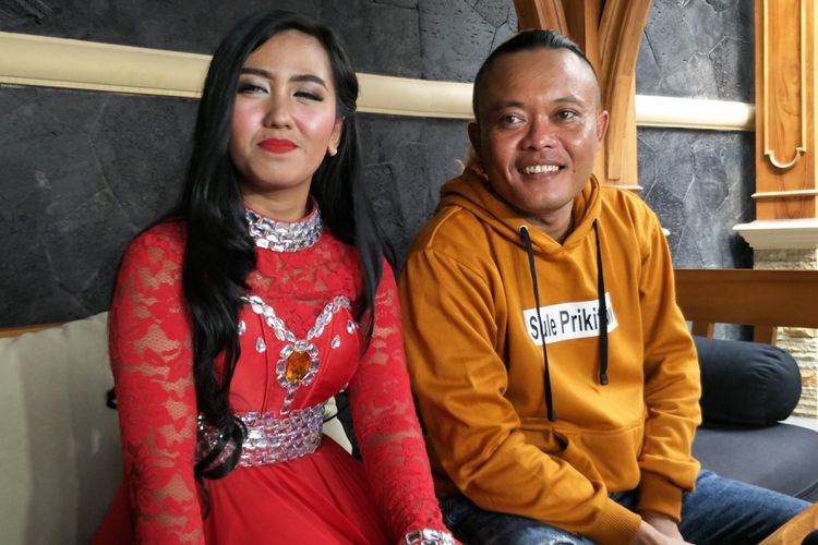 Artis komedi Entis Sutisna dan Nurlela saat mengklarifikasi kabar kedekatan di kediaman Sule di kawasan Tambun, Bekasi, Jawa Barat, Sabtu (17/11/2018).