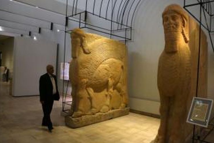 Dua patung kuno banteng bersayap Asiria di Museum Nasional Irak di Baghdad, 1 Maret 2015.