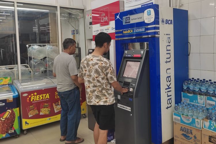 Selain cara transfer uang lewat ATM, nasabah juga bisa mencoba cara transfer BCA ke BRI, bahkan dengan BI Fast biayanya jauh lebih murah.