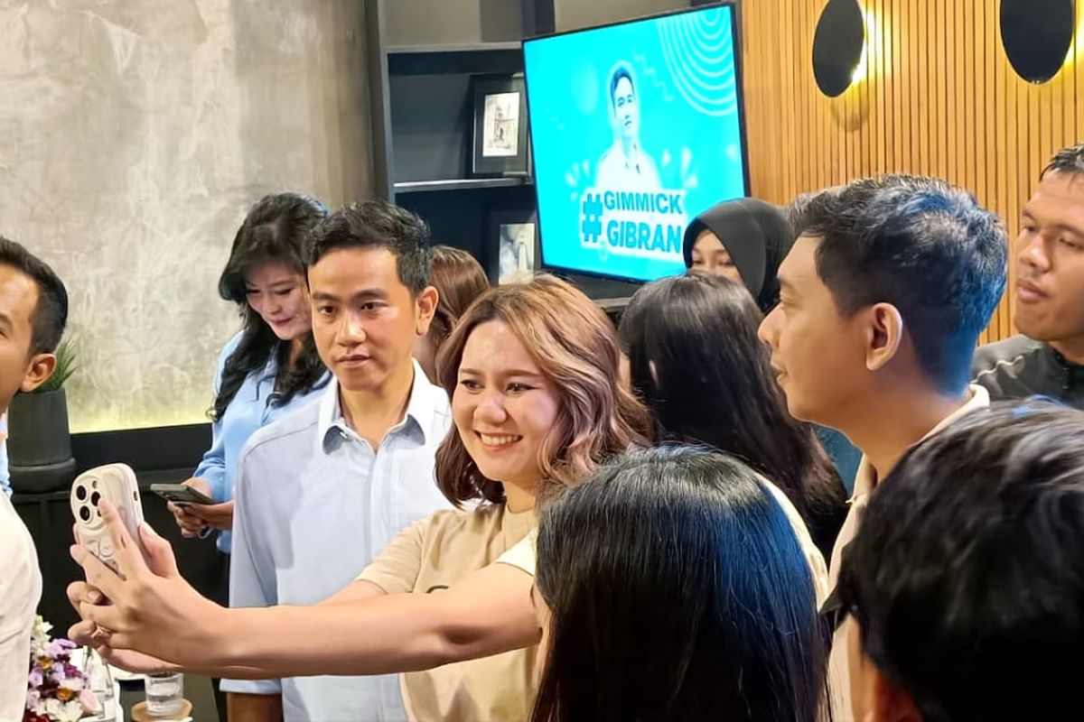 Calon wakil presiden nomor 2, Gibran Rakabuming Raka, saat berfoto dengan para pendukungnya usai acara 'Gibran Mendengar' di Denpasar, Bali, pada Jumat (26/1/2024). Kompas.com/ Yohanes Valdi Seriang Ginta