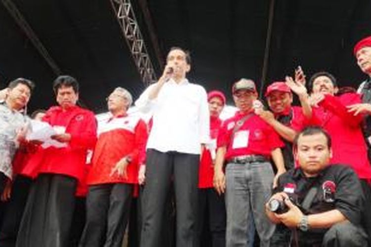 Bakal calon presiden dari PDIP, Jokowi, saat menjadi juru kampanye di Jember, Jawa Timur, Jumat (4/4/2014)