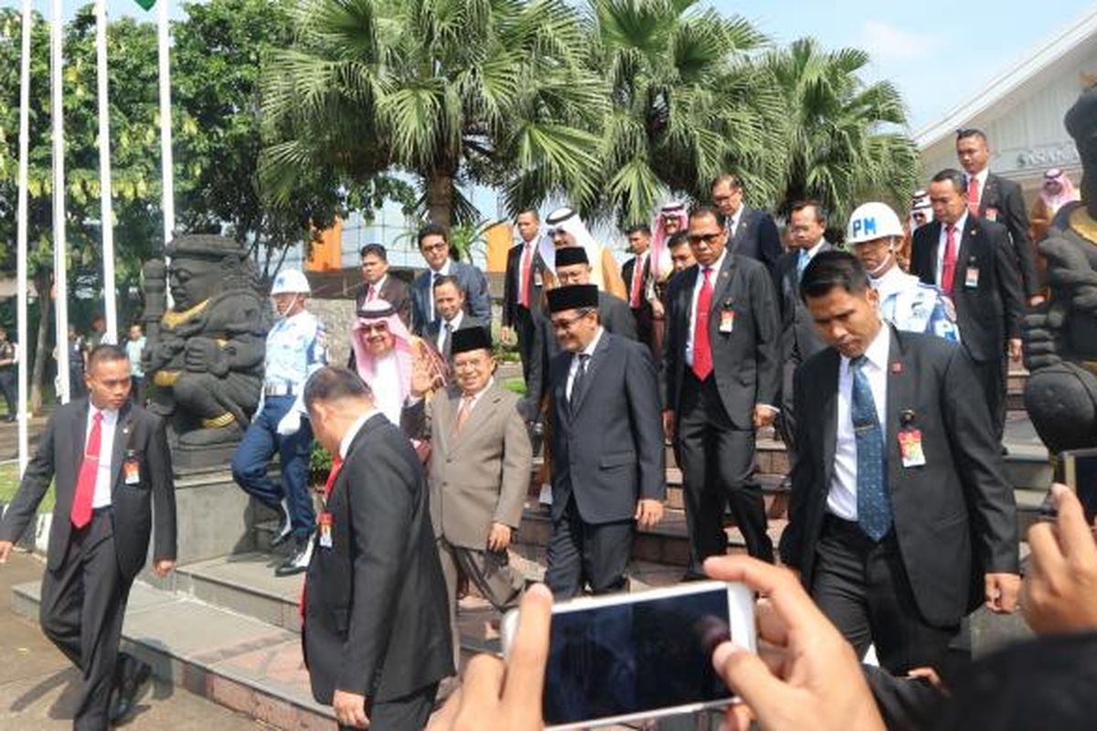 Wakil Presiden Jusuf Kalla melepas Raja Salman dan rombongan di Bandara Halim Perdanakusuma Jakarta, Sabtu (4/3/2017).