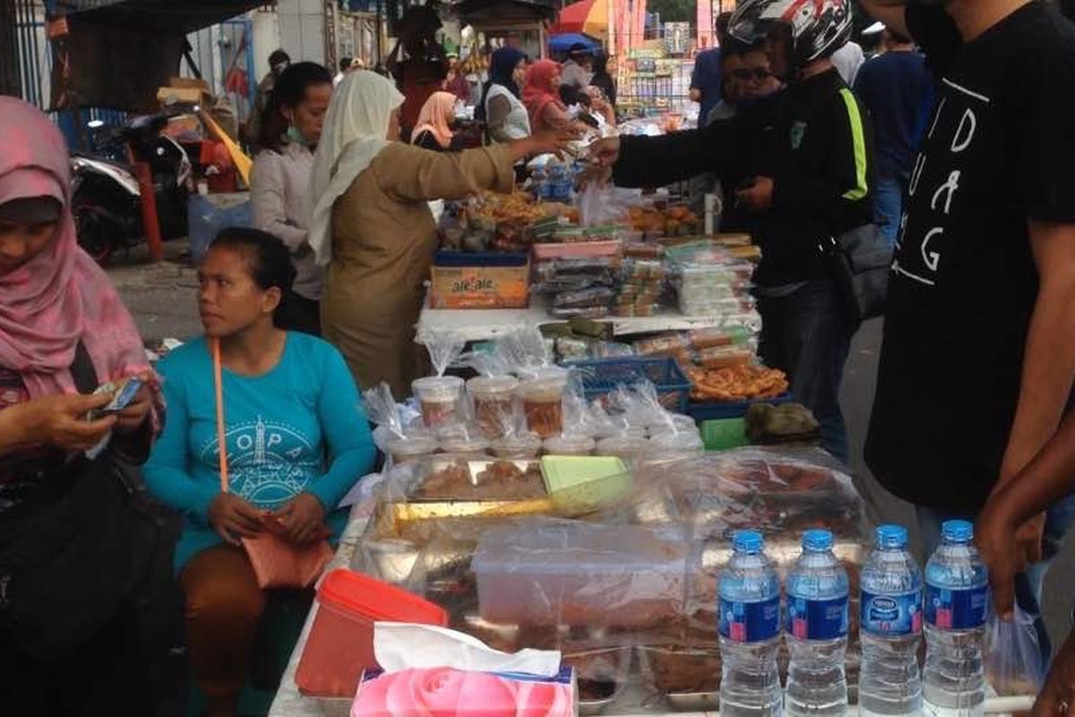 Para penjual makanan dan minuman di sepanjang ruas Jalan Panjang, Kebon Jeruk, Jakarta Barat, Selasa (30/5/2017), menjelang buka puasa. 