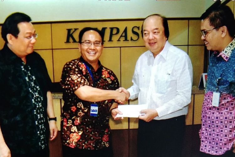 Tahir Foundation mengirimkan bantuan Rp 3 miliar untuk Suku Asmat. Bantuan ini diberikan lewat Yayasan Dana Kemanusiaan Kompas.   Bantuan diserahkan langsung oleh pimpinan Tahir Foundation dan Mayapada Grup Dato Sri Tahir ke Kantor Redaksi Kompas di Jakarta, Senin (22/1/2018). Tahir diterima oleh Pemimpin Redaksi Kompas Budiman Tanuredjo dan Ketua Yayasan Dana Kemanusiaan Kompas Rusdi Amral. 