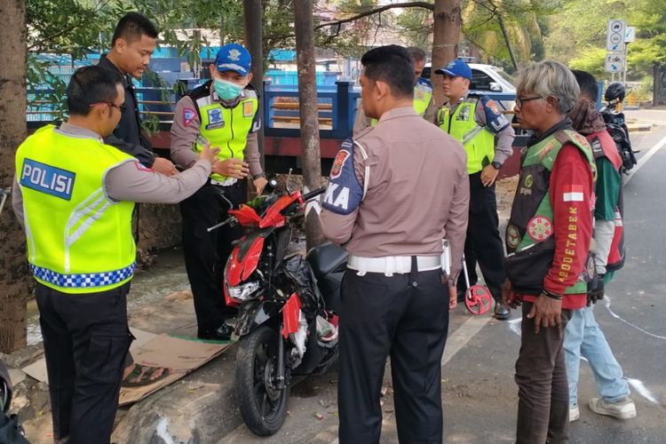 Kondisi motor SC (39) usai menabrak sebuah tiang listrik di Jalan Raya Bogor, Cilodong, Depok, Jawa Barat, Minggu (1/10/2023)