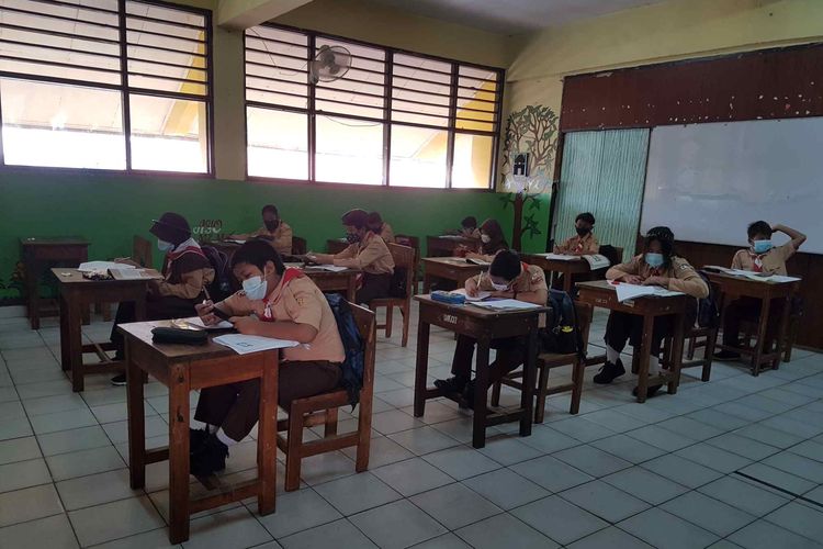 Uji coba sekolah tatap muka tahap dua di SDN Duri Kepa 03, Jakarta Barat, Rabu (9/6/2021).).