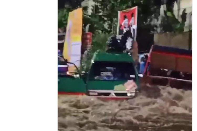  Sebuah angkutan kota (angkot) berwarna hijau terjebak banjir luapan Sungai Ciputri di Jalan Mahar Martanegara, Kota Cimahi, Jawa Barat, Selasa (5/12/2023) malam.