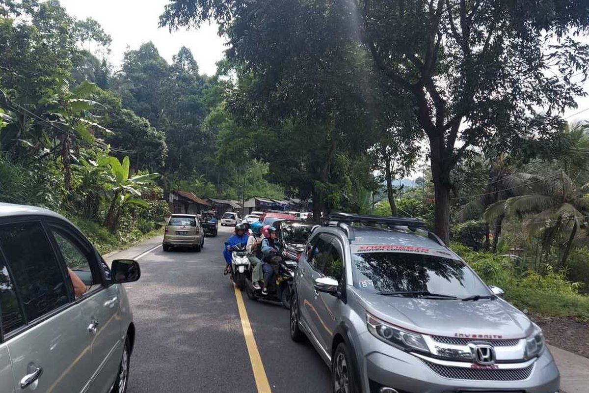 Kepadatan kendaraan pemudik dari arah Bandung-Tasikmalaya dan sebaliknya terus terjadi di Tanjakan Gentong, Kabupaten Tasikmalaya, Jawa Barat, Minggu (23/4/2023).