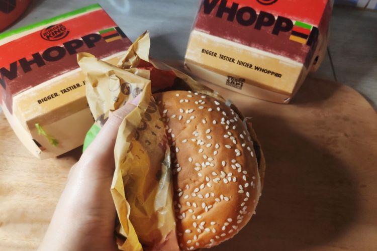 Sebagai perbandingan ukuran Whopper versi baru dengan kemasannya. 