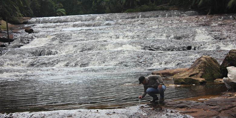 Air terjun 7 susun di destinasi wisata Sungai Hitam di Kecamatan Seimenggaris, Kabupaten Nunukan, Kalimantan Utara merupakan tempat favorit pengunjung melakukan foto selfie. Sungai Hitam merupakan destinasi wisata alami yang belum dikelola oleh pemerintah daerah setempat. Untuk menuju lokasi tersebut pengunjung harus mencarter kendaraan karena belum ada kendaraan yang melayani secara reguler ke Sungai Hitam. Namun eksotisme warna sungai yang menghitam menjadi daya tarik tersendiri bagi pengunjung untuk datang.