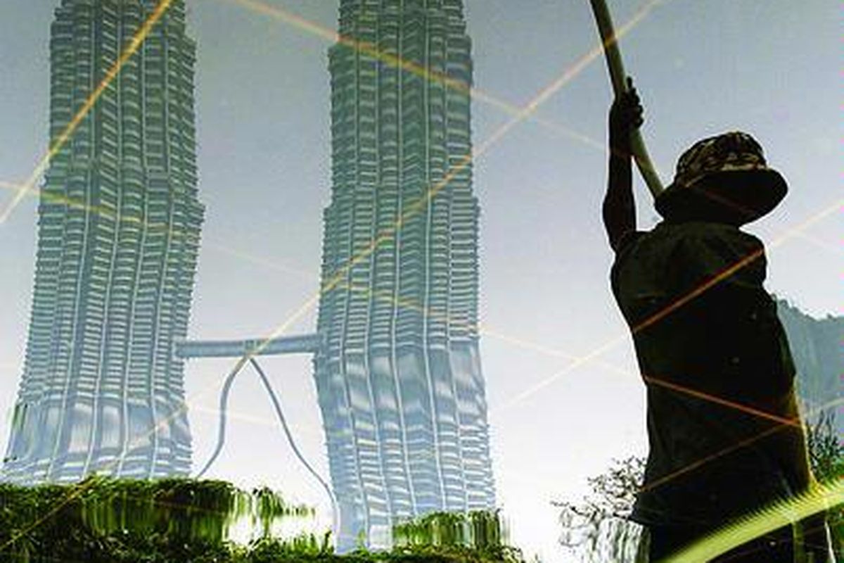 Sosok seorang tenaga kerja Indonesia yang bekerja di lingkungan Menara Kembar Petronas di Kuala Lumpur, Malaysia. Masih banyak hak tenaga kerja Indonesia di Malaysia yang terabaikan.