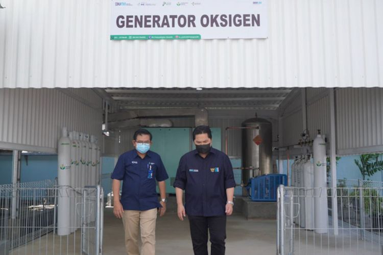Direktur Utama PT Petrokimia Gresik Dwi Satriyo Annurogo (kiri), saat mendampingi menteri BUMN Erick Thohir meninjau unit produksi oksigen Air Separation Plant (ASP), Minggu (15/8/2021).