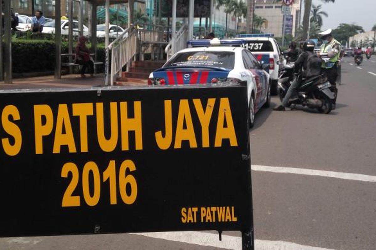 Jajaran aparat kepolisian dari Direktorat Lalu Lintas Polda Metro Jaya menggelar Operasi Patuh Jaya 2016 di Jalan Asia Afrika, Senayan, Jakarta pada Jumat (20/5/2016).