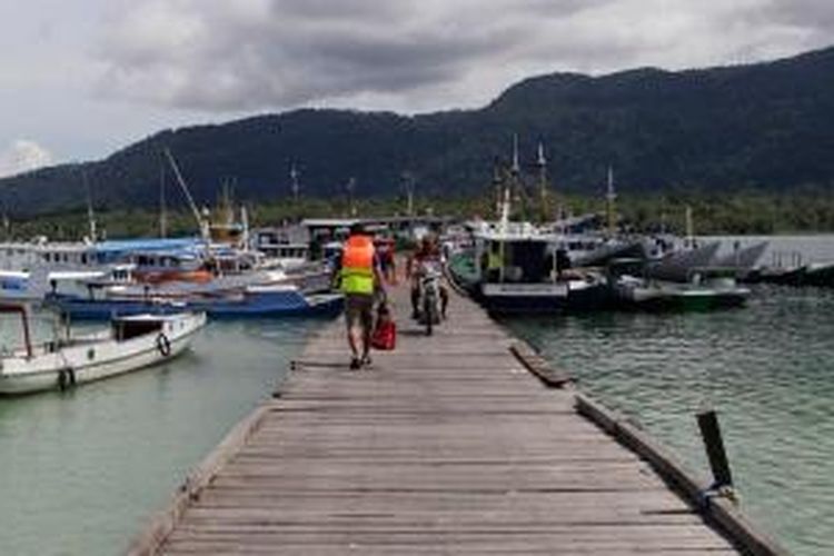 Dermaga Teluk Sulaiman di Kecamatan Biduk-biduk, Kabupaten Berau, Kalimantan Timur, Senin (16/2/2015). Dari dermaga ini tersedia boat mengantarkan wisatawan menuju air terjun di Teluk Sumbang dan Pulau Kaniungan Besar. 