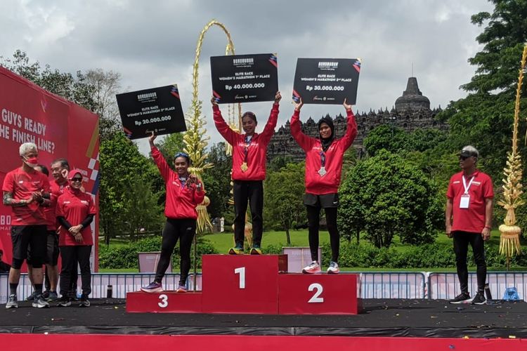 Yulianti Utari berdiri di podium kedua Women's Elite Race Borobudur Marathon 2022. Adapun lomba lari Borobudur Marathon 2022 digelar di Taman Lumbini, Candi Borobudur, Magelang, Jawa Tengah, pada Sabtu (12/11/2022). Yulianti Utari finis di urutan kedua dan berhak membawa pulang hadiah Rp 30 Juta.