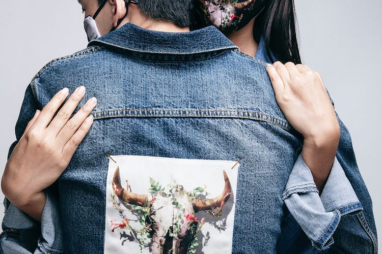 Jaket denim dalam koleksi Purana x Agan Harahap ini bisa dipakai oleh pria atau wanita.