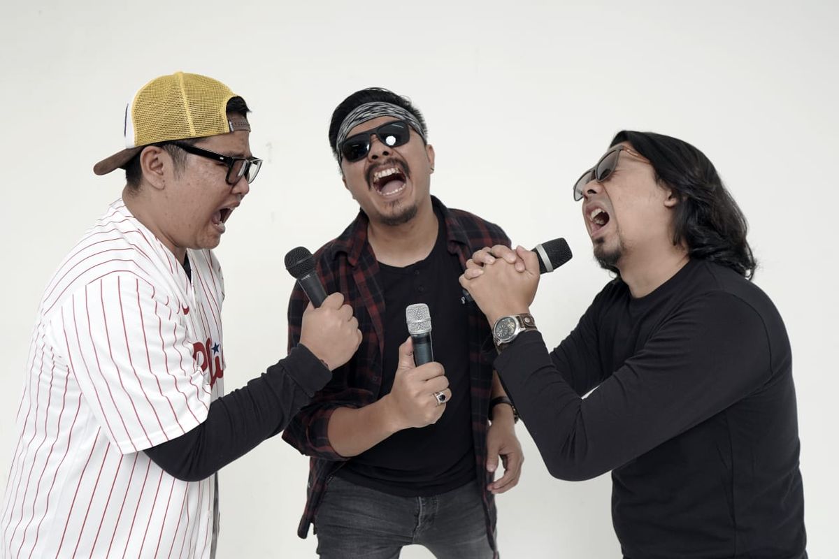 3 Pemuda Berbahaya menceritakan perjalanannya dari manggung di kafe hingga populer di YouTube dan membuat single lagu. 