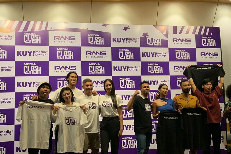 Sejumlah figur publik dan atlet yang akan tampil dalam acara olahraga kolaborasi KUY Media Group dan RANS Entertainment, Media Clash, saat konferensi pers di kawasan Senopati, Jakarta Selatan, Senin (10/10/2022). 