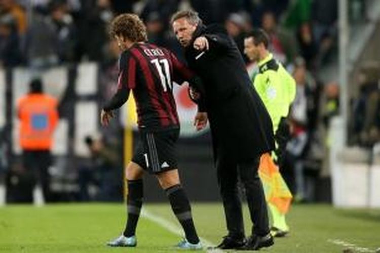 Pelatih AC Milan, Sinisa Mihajlovic, memberi instruksi kepada striker Alessio Cerci, pada laga versus Juventus, Sabtu (21/11/2015). 