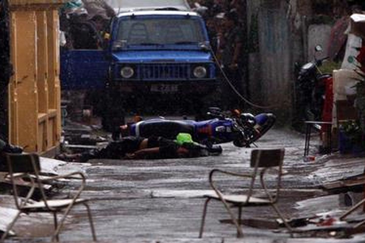 Jenazah yang diduga anggota teroris tewas tertembak dalam penggerebekan yang dilakukan Densus 88 Antiteror di Gang Asem, Kelurahan Pamulang Barat, Kecamatan Pamulang, Tangerang Selatan, Selasa (9/3/2010). Penyergapan dengan baku tembak senjata ini mengakibatkan dua orang anggota troris tewas. 