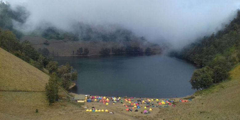 Eksotika Ranu Kumbolo, salah satu danau di jalur pendakian Gunung Semeru, Jawa Timur, Sabtu (23/9/2017).